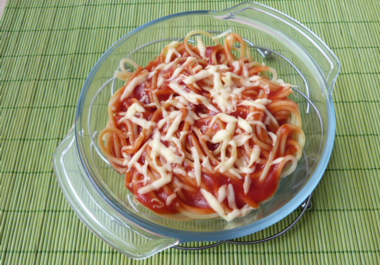 Makaron zapiekany z sosem pomidorowym foto