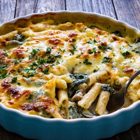 Makaron zapiekany ze szpinakiem pod sosem beszamelowym foto