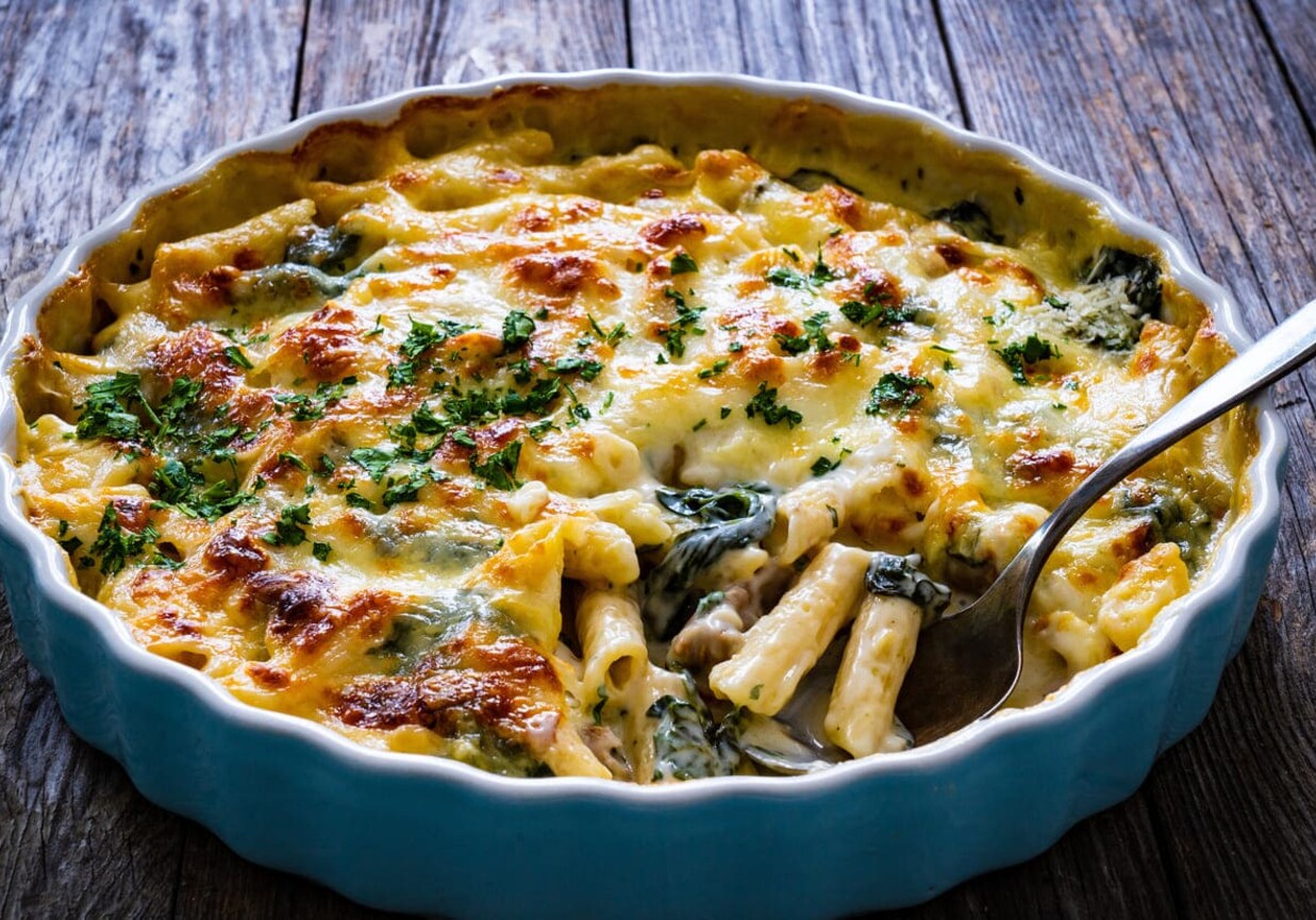 Makaron zapiekany ze szpinakiem pod sosem beszamelowym foto