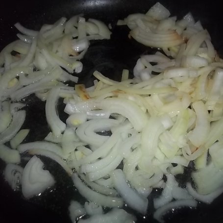 Krok 2 - Makaron zasmażany z cebulą foto