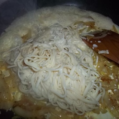 Krok 3 - Makaron zasmażany z cebulą foto