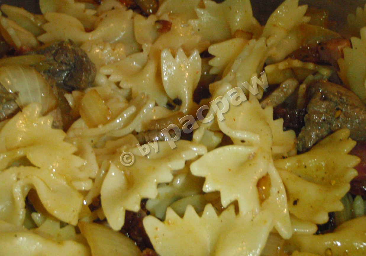 Makaron ze smażoną dziczyzną foto