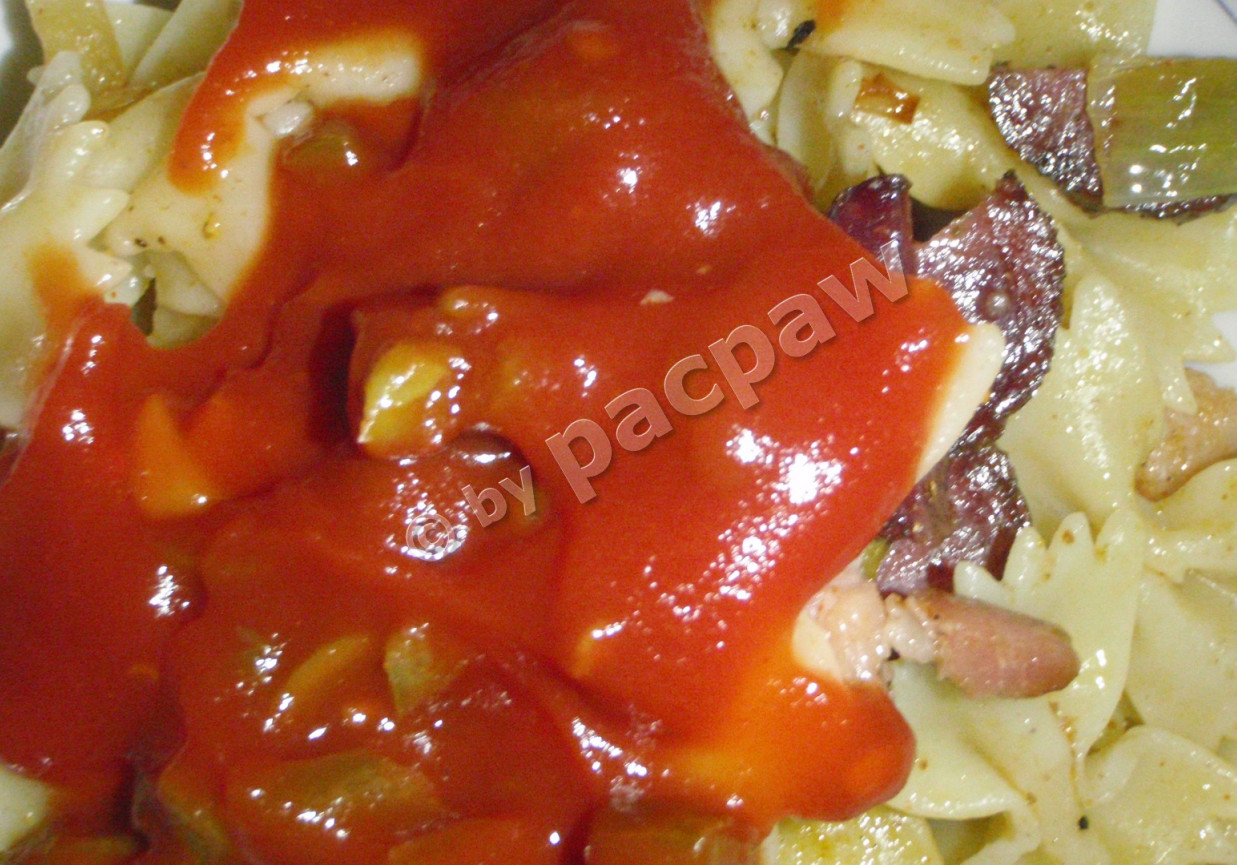 Makaron ze smażoną dziczyzną foto