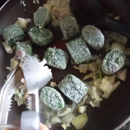 Krok 2 - Makaron ze szpiankiem, pestkami dyni i Mascarpone :) foto