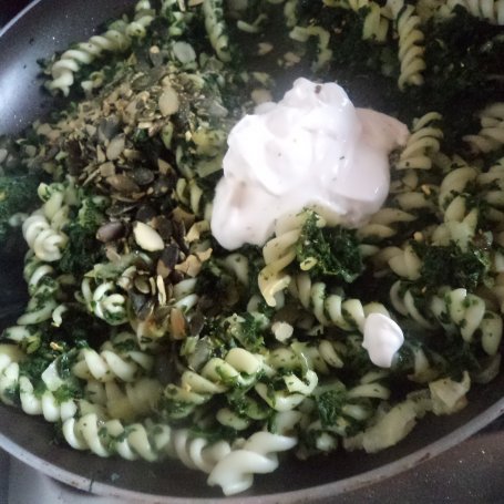 Krok 4 - Makaron ze szpiankiem, pestkami dyni i Mascarpone :) foto