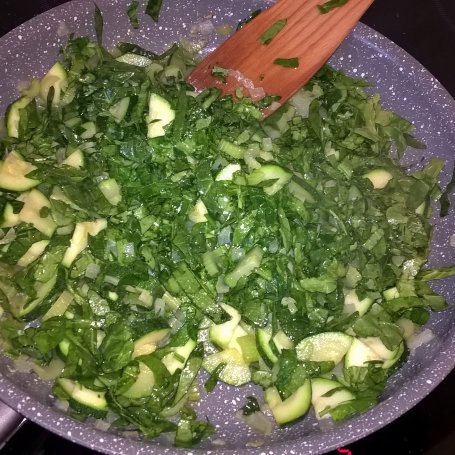 Krok 4 - Makaron ze szpinakiem, cukinią i serkiem mascarpone foto