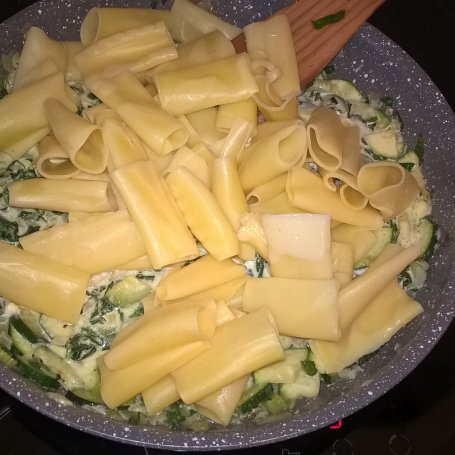 Krok 6 - Makaron ze szpinakiem, cukinią i serkiem mascarpone foto