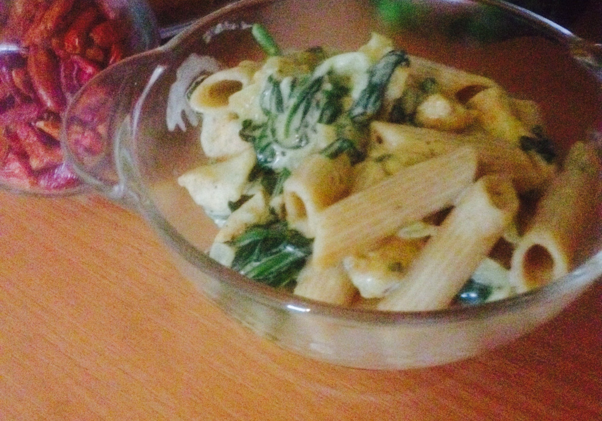 Makaron ze szpinakiem i kurczakiem curry foto