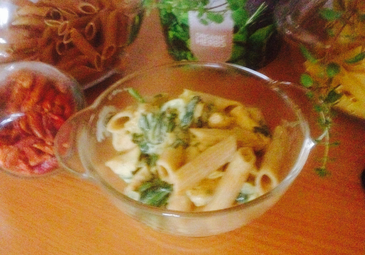 Makaron ze szpinakiem i kurczakiem curry foto