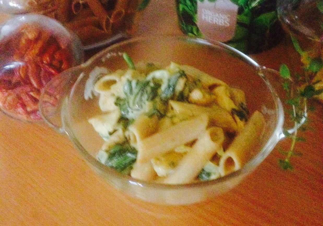 Makaron ze szpinakiem i kurczakiem curry foto