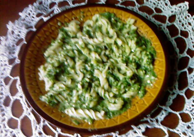 Fotografia przedstawiająca Makaron ze szpinakiem i mozzarellą