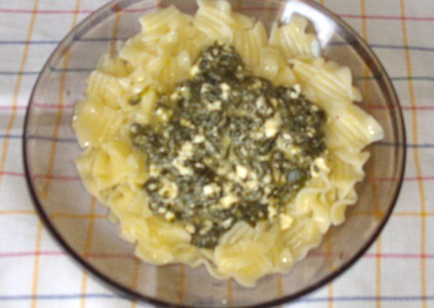 Fotografia przedstawiająca makaron ze szpinakiem na kolację