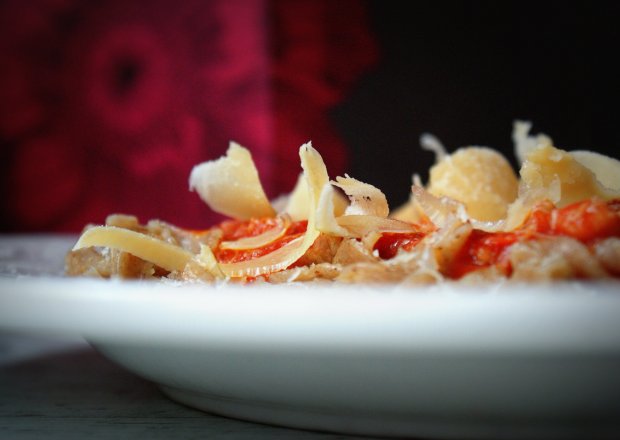 Fotografia przedstawiająca Makaron żytni pełnoziarnisty z sosem pomidorowym