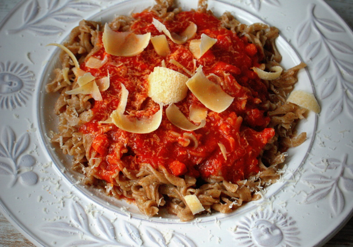 Makaron żytni pełnoziarnisty z sosem pomidorowym foto