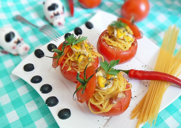 Fotografia przedstawiająca Makaronowa niespodzianka w pomidorze