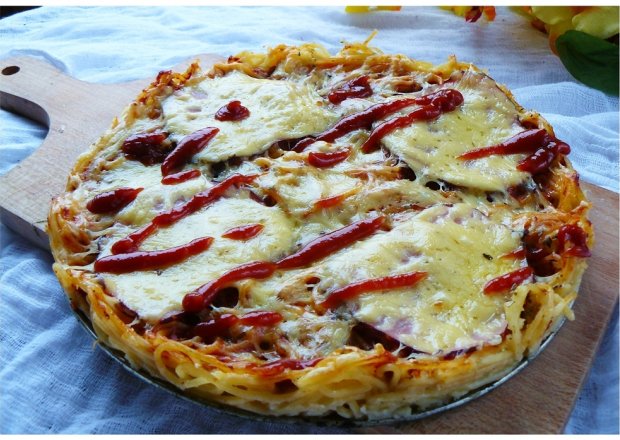 Fotografia przedstawiająca " Makaronowa pizza z szynką i ciągnącym serem "