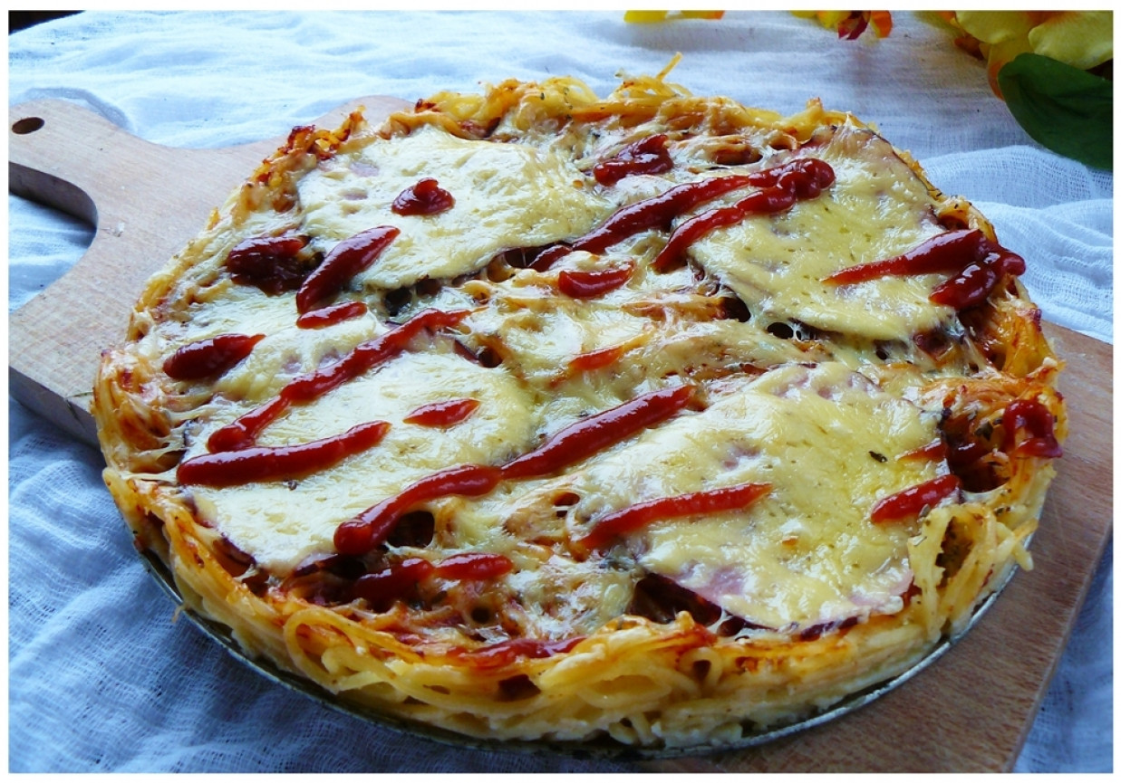 " Makaronowa pizza z szynką i ciągnącym serem " foto