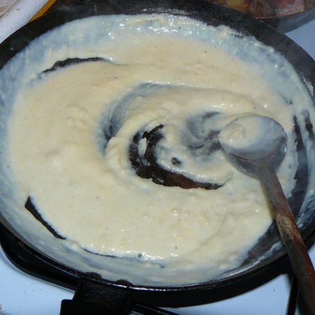 Krok 1 - " Makaronowa pizza z szynką i ciągnącym serem " foto