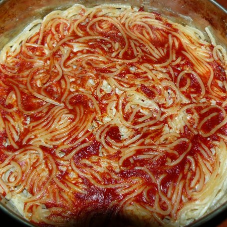 Krok 2 - " Makaronowa pizza z szynką i ciągnącym serem " foto