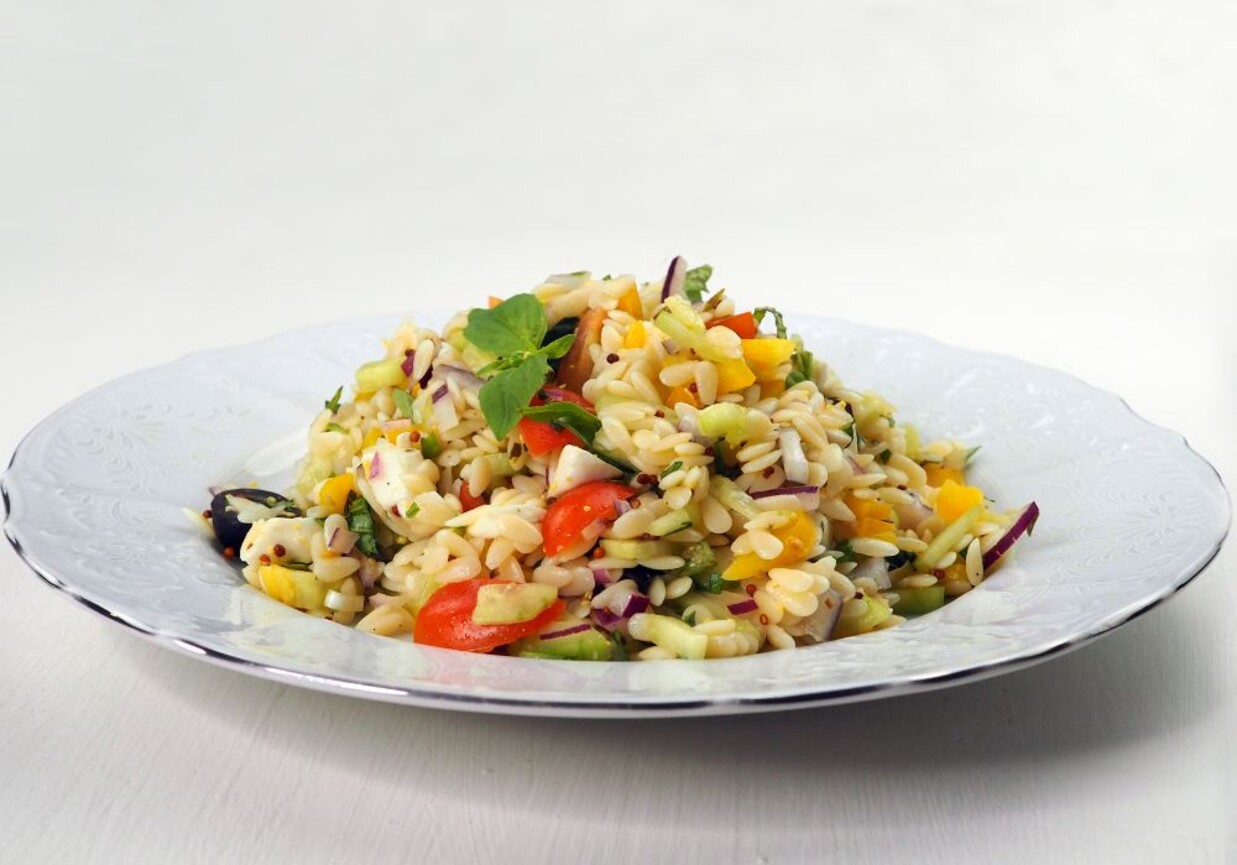 Makaronowa sałatka gyros foto