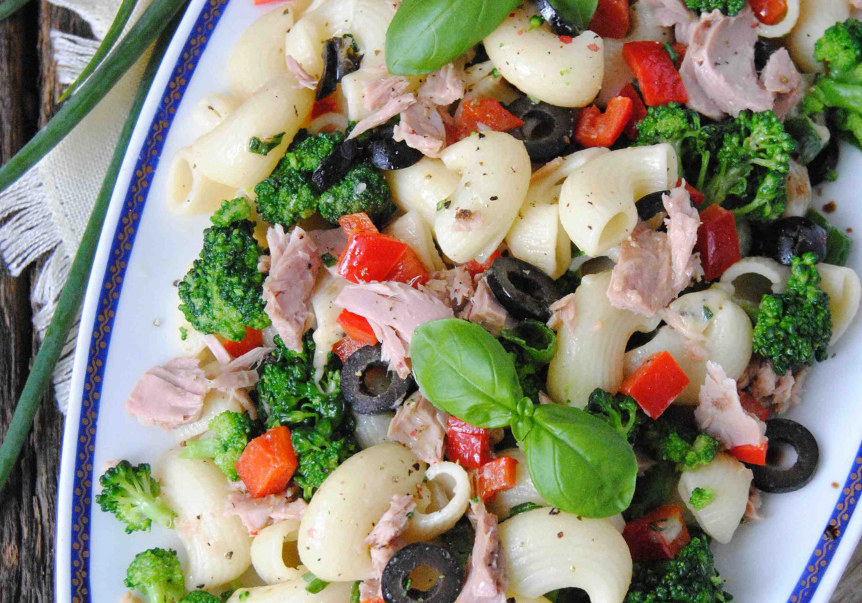 Makaronowa sałatka z brokułem i tuńczykiem foto