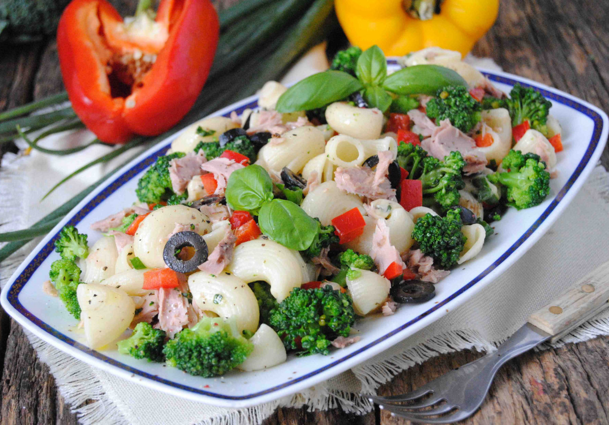 Makaronowa sałatka z brokułem i tuńczykiem foto