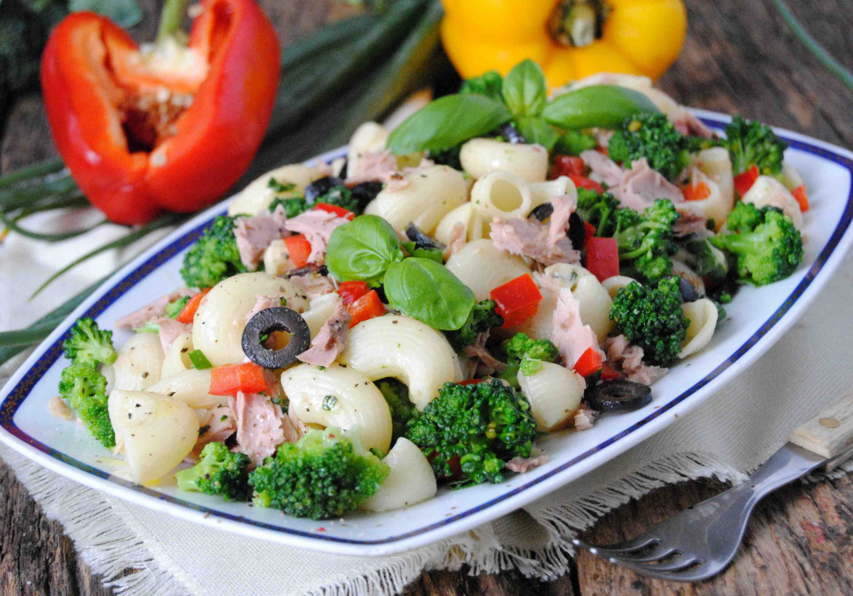 Makaronowa sałatka z brokułem i tuńczykiem foto