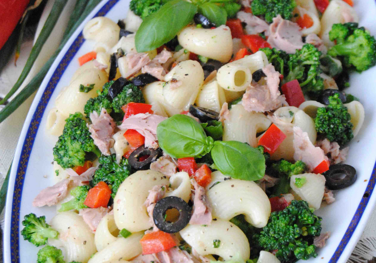 Makaronowa sałatka z brokułem i tuńczykiem foto