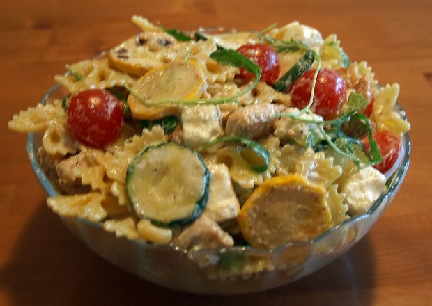 Fotografia przedstawiająca makaronowa sałatka z cukinią