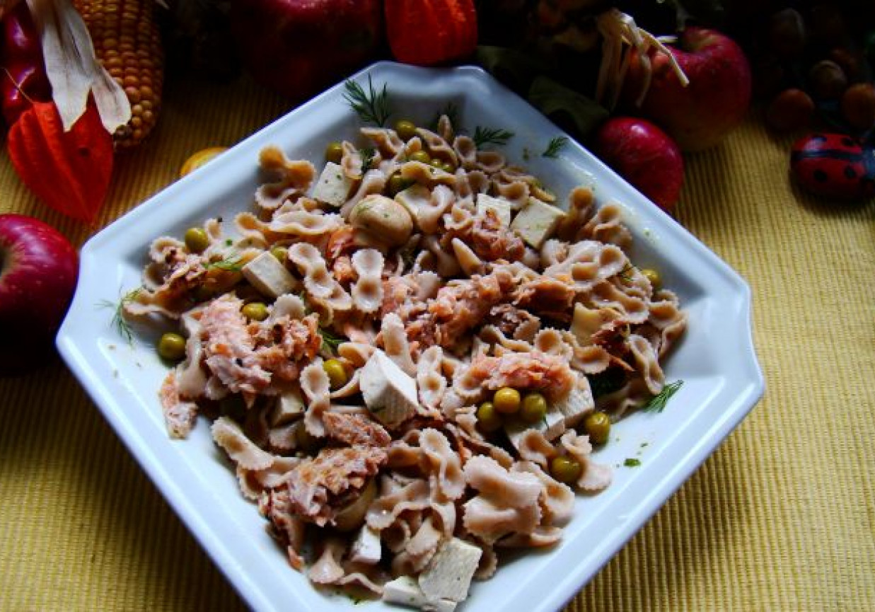 Makaronowa sałatka z łosoiem ,pieczarkami i groszkiem zielonym foto