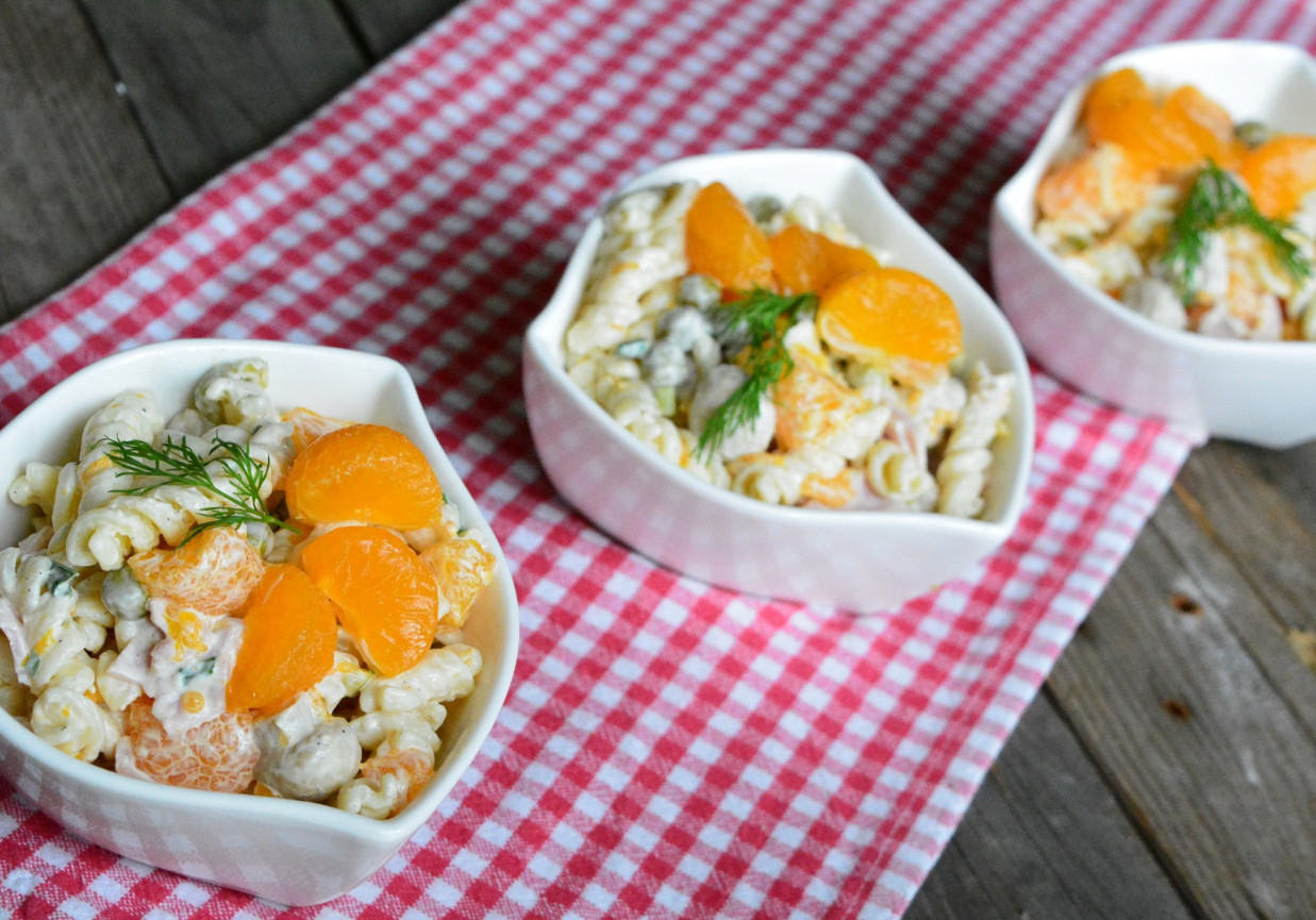 Makaronowa sałatka z mandarynką foto