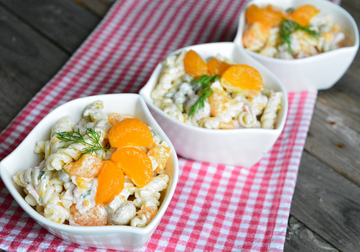 Makaronowa sałatka z mandarynką foto