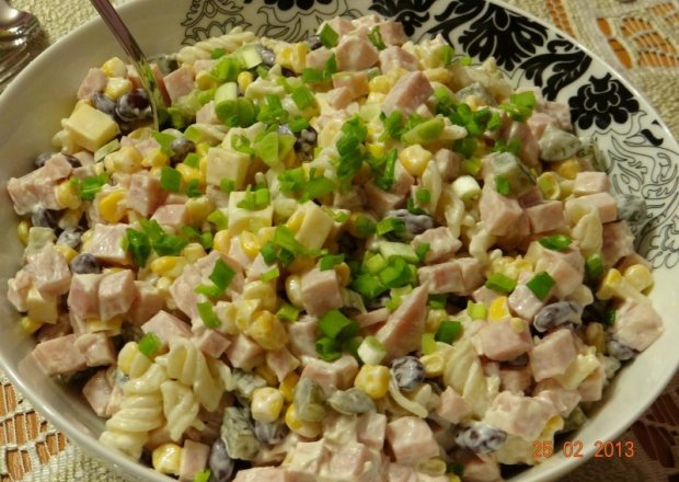 Fotografia przedstawiająca makaronowa salatka z orogkiem kiszonym