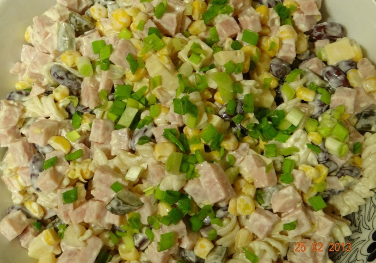 makaronowa salatka z orogkiem kiszonym foto