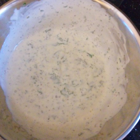 Krok 4 - Makaronowa sałatka z sosem jogurtowo - bazyliowym foto