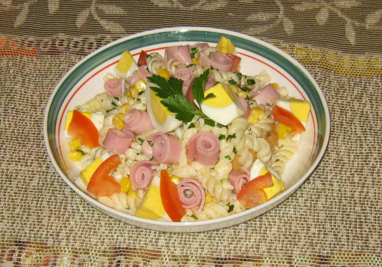 Makaronowa z jajkiem i ślimaczkami foto