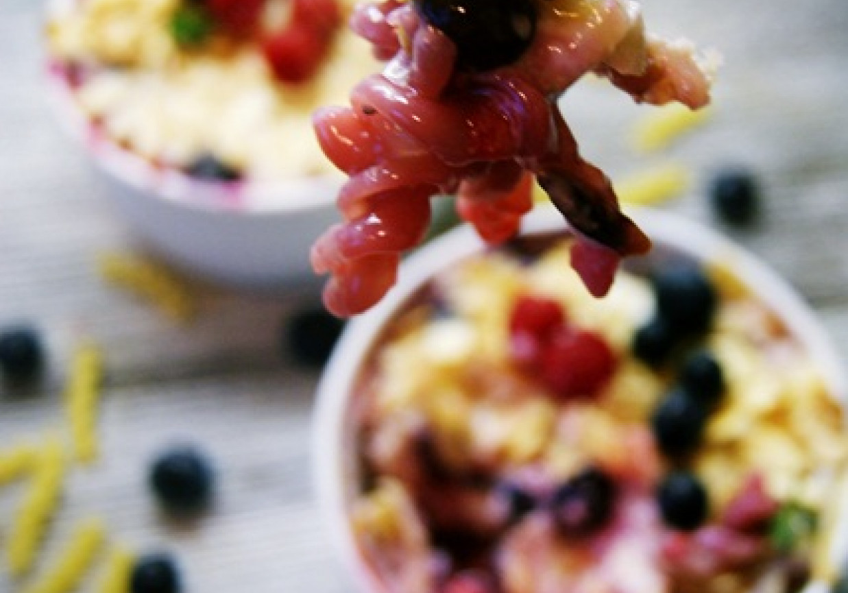 Makaronowa zapiekanka na słodko z owocami lata foto