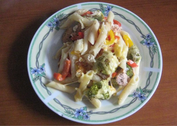 Fotografia przedstawiająca Makaronowa zapiekanka z warzywami i kurczakiem marynowanym w keczupie