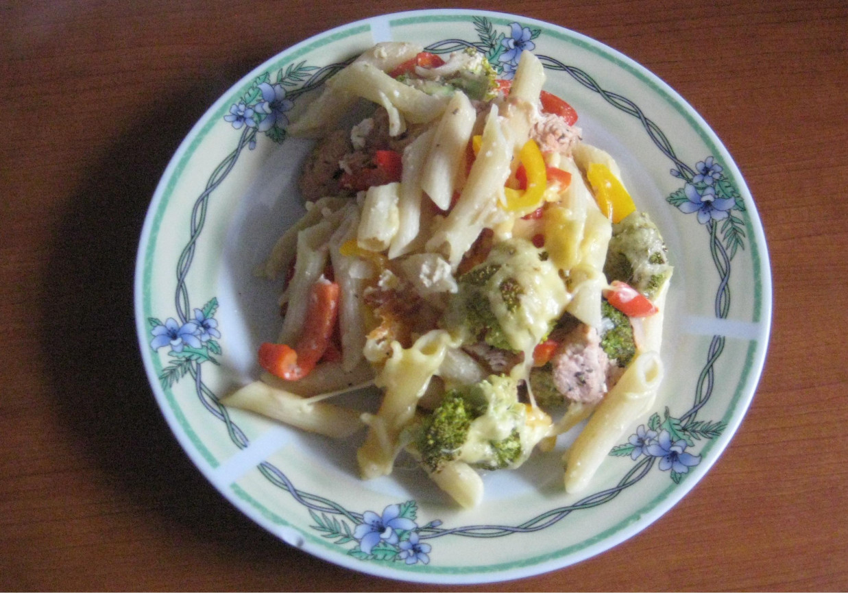 Makaronowa zapiekanka z warzywami i kurczakiem marynowanym w keczupie foto