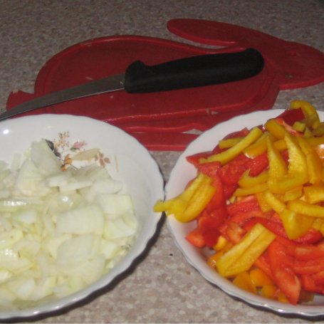 Krok 2 - Makaronowa zapiekanka z warzywami i kurczakiem marynowanym w keczupie foto