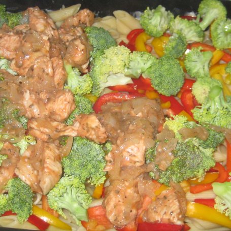 Krok 6 - Makaronowa zapiekanka z warzywami i kurczakiem marynowanym w keczupie foto