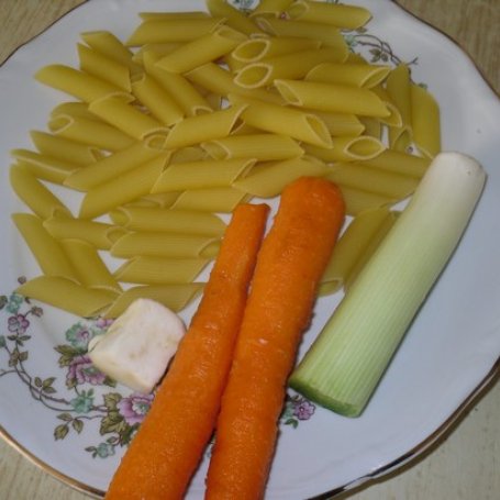 Krok 1 - Makaronowa zupa z młodymi warzywami foto