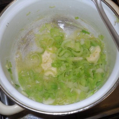 Krok 3 - Makaronowa zupa z młodymi warzywami foto