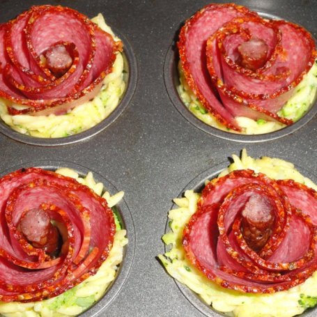 Krok 3 - Makaronowe babeczki z różą z salami foto