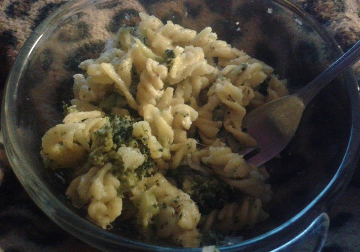 Makaronowe brokuły w sosie śmietanowo-serowym foto