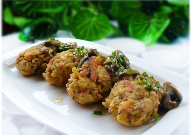 Fotografia przedstawiająca Makaronowe kotlety z mięsem i warzywami w sosie grzybowym