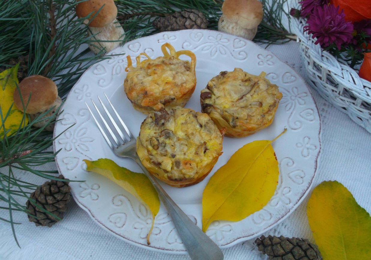 Makaronowe muffinki z grzybami. foto