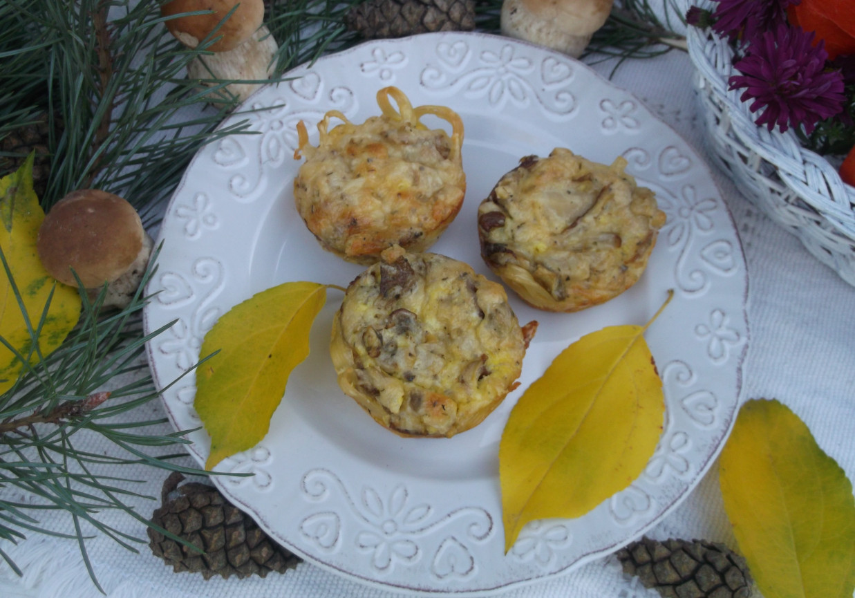 Makaronowe muffinki z grzybami. foto