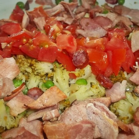 Krok 2 - Makaronowe muffinki z szynką i warzywami foto