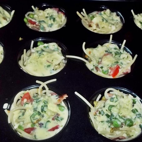 Krok 6 - Makaronowe muffinki z szynką i warzywami foto